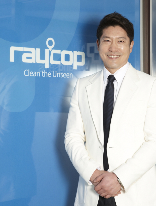 이성진(기업인/의사/부강샘스대표)
부강샘스는 자사 침구살균청소기 브랜드 레이캅의 고객 커뮤니케이션 확대를 위해 레이캅코리아주식회사(대표 이성진ㆍ사진)를 설립, 본격 활동에 들어간다고 1일 밝혔다.