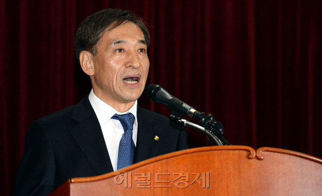 이주열(한은총재/한국은행총재)
“선진국의 양적완화 정책은 유례가 없는 것이어서 그 여파가 어떤 경로를 통해 어디까지, 어느 정도 강도로 미치게 될지 가늠하기 어려운 상황입니다.”
