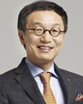 이건호(금융인/국민은행은행장)
취임 이후 내우외환(內憂外患)의 격변을 겪은 이건호<사진> KB국민은행장이 조직에 자신의 색깔을 입히는 작업을 본격화한다. ‘억지춘향식’ 영업점 고객만족도(CSI) 평가는 폐지하고, 현장형 고객서비스(CS)를 통해 이 행장이 취임 초부터 강조한 ‘스토리가 있는 금융’을 강화한다는 방침이다.