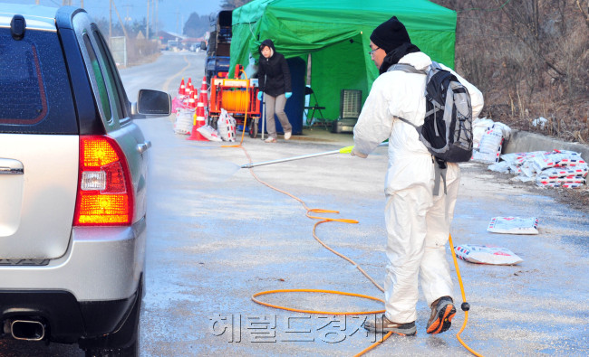 강원도 지역으로 구제역이 확산된 가운데 23일 오전 경춘 고속도로 강촌 IC에서 이동차량에 방역작업을 하고 있다.<br />춘천=김명섭 기자 msiron@
강원도 지역으로 구제역이 확산된 가운데 23일 오전 경춘 고속도로 강촌 IC에서 이동차량에 방역작업을 하고 있다.
춘천=김명섭 기자 msiron@
