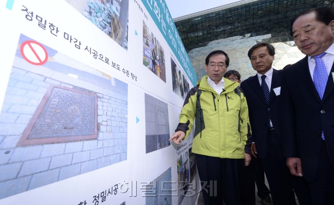 박원순 서울시장이 1일 오전 서울광장에서 열린 ‘서울 보도블록&물순환 엑스포’에 참석해 참여업체들의 보도블록들을 살펴보며 관계자들과 담소하고 있다.