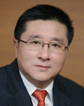 한상범(기업인/LG디스플레이최고경영자CEO)
LG디스플레이(대표이사 사장 한상범ㆍ사진)는 고객 가치에 기반을 둔 품질경영과 활발한 연구ㆍ개발(R&D) 투자로 글로벌 시장을 선도해 나가고 있다. 1일 디스플레이 시장조사 전문기관인 디스플레이서치에 따르면 글로벌 LCD시장에서 2013년 LG디스플레이의 시장점유율(9.1인치 이상 대형 LCD 출하량 기준)은 26.7%로 4년 연속 1위를 지키고 있다. 2위인 삼성디스플레이(20.4%)와의 격차도 매년 벌어지는 추세다.