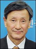 이익우(기업인/젬백스앤카엘대표이사)
샐러리맨 연봉왕은 삼성도, LG 출신도 아니었다. 줄기세포와 항암백신 개발사업을 하는 코스닥 바이오업체인 젬백스&카엘의 이익우<사진> 대표가 지난해 상장기업 임원 중 가장 보수를 많이 받은 것으로 나타났다.