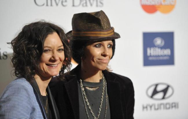 Actress Sara Gilbert (left) and recording artist Linda Perry.   AP
Actress Sara Gilbert (left) and recording artist Linda Perry.   AP