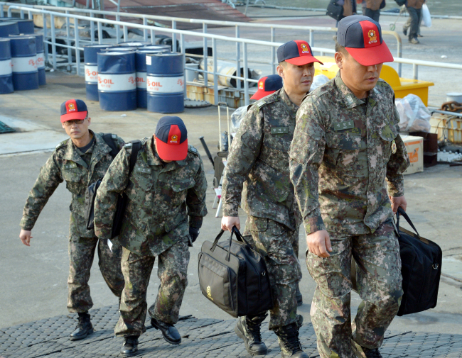 Military personnel board a ship at Incheon International Passenger Port on Tuesday.   Yooun Byung-chan/The Korea Herald
