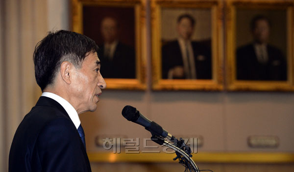 이주열(한은총재/한국은행총재)
이 주열 신임 한국은행 총재가 1일 오전 서울 남대문로 한국은행 강당에서 열린 취임식에서 취임사를 하고 있다. 취임식에서 이 총재는 “은행을 떠난지 2년만에 다시 (여러분을) 만나게 돼 벅찬 감회를 금할 수 없다”며 기쁨을 표현했다.