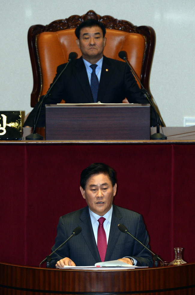Saenuri Party floor leader Rep. Choi Kyung-hwan addresses the parliament on the first day of the April parliamentary session Tuesday.   Lee Gil-dong/The Korea Herald