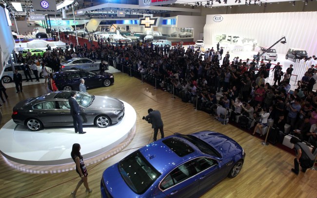 Visitors crowd the exhibition hall of the 2012 Busan International Motor Show held from May 25 to June 3 at the Busan Exhibition & Convention Center.   Lee Sang-sub/The Korea Herald