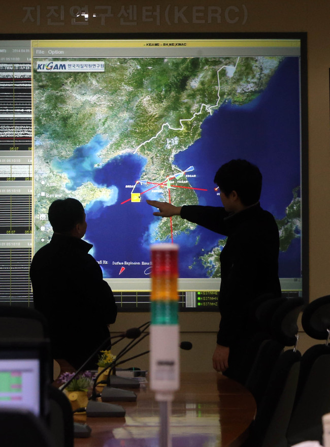Korea Meteorological Administration officials monitor for potential aftershocks after a magnitude 5.1 earthquake hit about 100 kilometers off Taean, South Chungcheong Province, at 4:48 a.m. on Tuesday   Yonhap