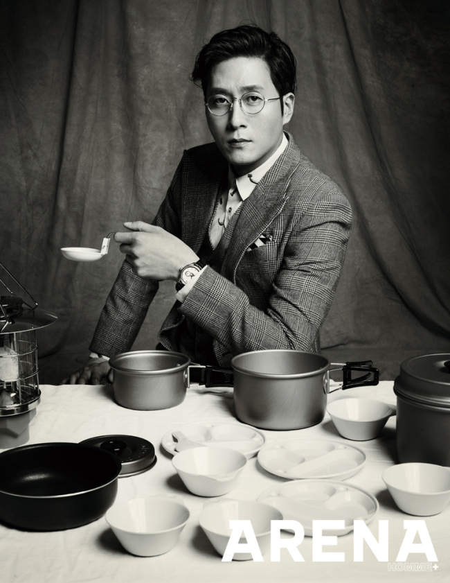 김주혁(영화배우/탤런트)
배우 김주혁이 남성지와 함께 고급스러우면서도 위트 있는 여행 컨셉의 화보를 진행하며 ‘1박2일‘에 대한 소회를 밝혔다.