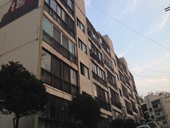 서울부동산정보광장과 부동산업계에 따르면 서울 구로구 개봉동의 길훈아파트<사진> 70.66㎡ 형의 경우 4월 현재 1억8000만원에 거래되고 있다. 주변에는 목감천이 흐르고 개봉공원 있어 쾌적한 주거환경을 누릴 수 있다.