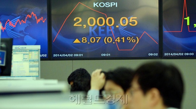 코스피가 2일 오전 외국인의 6거래일 연속 순매수에 힘입어 올들어 처음 장중 2000선을 돌파하고 있다. 사진은 서울 중구 을지로 외환은행 본점 딜링룸이다.<br />김명섭 기자 msiron@heraldcorp.com