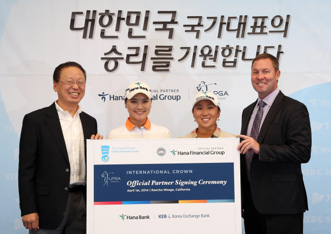 하나금융 최흥식 사장(왼쪽)과 마이크 완 LPGA 커미셔너, 하나금융 소속 유소연 김인경이 포즈를 취하고 있다. 사진=하나금융그룹