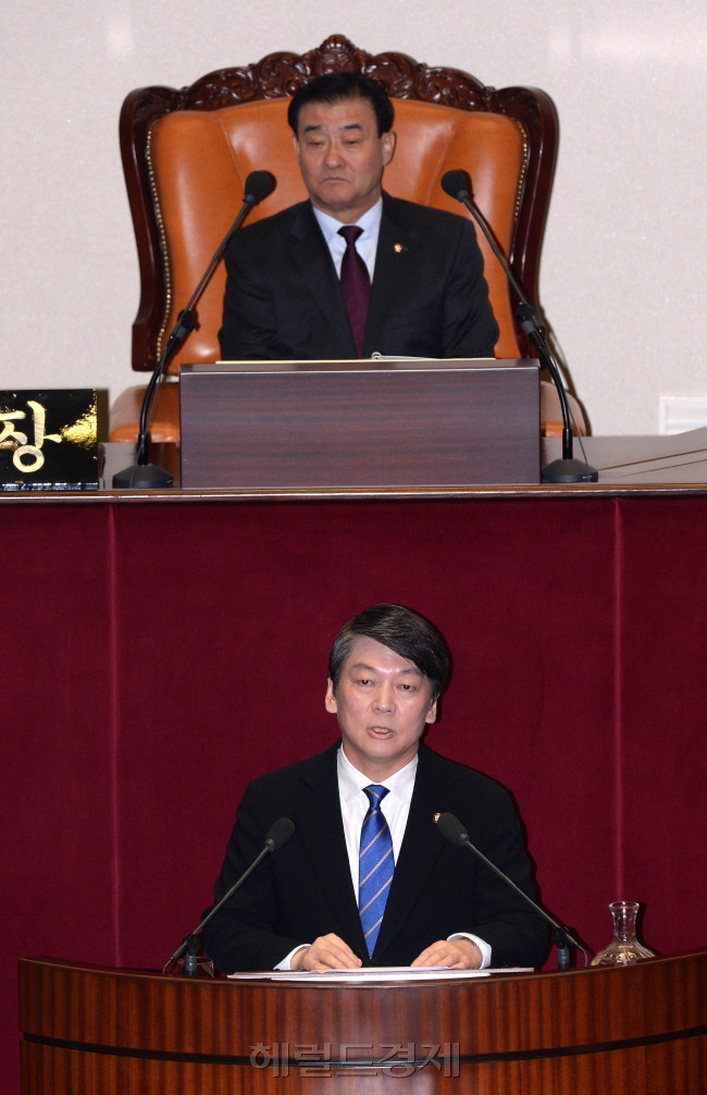 안철수 새정치민주연합대표가 2일 오전 국회 본회의에서 교섭단체연설을 하고 있다.이길동기자.gdlee@heraldcorp.com
안철수 새정치민주연합대표가 2일 오전 국회 본회의에서 교섭단체연설을 하고 있다.이길동기자.gdlee@heraldcorp.com