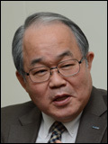장인수(기업인/오비맥주사장)
장인수(57·사진) 오비맥주 사장. 그는 고졸 출신 CEO다. 유학파 CEO가 넘쳐나는 요즘 다른 대기업 CEO와 비교하면 가방끈이 짧아도 한참 짧다. 하지만 가방끈 짧다고 무시하는 사람은 없다. 만년 2위자리를 맴돌던 오비맥주를 대한민국 최고의 맥주회사로 우뚝 세운 전문경영인이 바로 장 사장이기 때문이다.