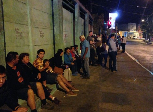 Locals sit on the street following a tsunami alert after a powerful 8.0-magnitude earthquake hit off Chile's Pacific coast, on April 1, 2014 in Antofagasta. (AFP)