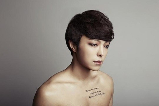 박시환(가수)
케이블채널 Mnet ‘슈퍼스타K 5’ 준우승자 박시환이 파격적인 상반신 누드 티저 사진을 공개하며 데뷔 임박을 예고했다.