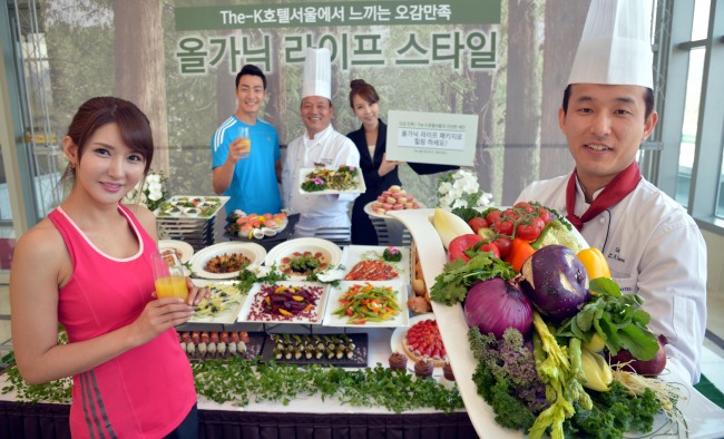 THE-K 호텔서울은 2일 오전 서울 서초구 양재동 THE-K 호텔서울 컨벤션 센터에서 'THE K스타일 디자인 페스티발'의 일환으로 '올가닉 라이프 패키지'를 출시해 선보이고 있다. 올가닉 라이프 패키지는 신선한 산지 직송의 유기농 원료로 만든 다양한 건강요리 뷔페와 캐모마일, 로즈마리 꽃의 추출물이 함유된 명품 어메니티피터 토마스 로스(Peter Thomas Roth)가 갖춰진 힐링 룸, 힐링 워킹 가이드 프로그램 등으로 구성돼 있다. 또한 오는 4일에는 슈퍼잼을 창업하고 세계적인 청년 사업가로 주목 받고 있는 프레이저 도허티 초청, 토크쇼가 열리가 열리고 4일~6일까지 야외 잔디광장에서는 70여 디자인업체들이 참여하는 디자인마켓 등 다양한 행사가 열린다.<br />김명섭 기자 msiron@heraldcorp.com
Models and chefs pose with organic food during a special event for the K-Style Design Festival at The-K Seoul Hotel in Seocho-gu, southern Seoul, Wednesday. Jointly hosted by the Seoul Design Foundation and Herald Media, the festival kicks off on Friday for three days under the theme of “eco-friendly design.”   Kim Myung-sub/The Korea Herald