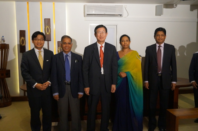 KEPCO CEO Cho Hwan-eik (center) poses with South Korean Ambassador to Sri Lanka Choi Jong-moon (left), Sri Lanka’s Vice Energy Minister MMC Ferdinando (second from left), Power and Energy Minister Pavithra Devi Wanniarachchi (fourth from left) and Ceylon Electricity Board chairman W.B. Ganegala after signing two deals for bilateral cooperation in the power sector in Colombo, Sri Lanka, Tuesday.   KEPCO