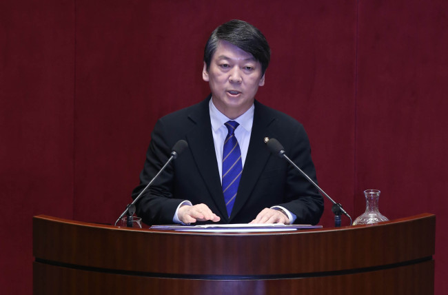 New Politics Alliance for Democracy co-chairman Rep. Ahn Cheol-soo addresses the National Assembly on Wednesday.   Lee Gil-dong/The Korea Herald