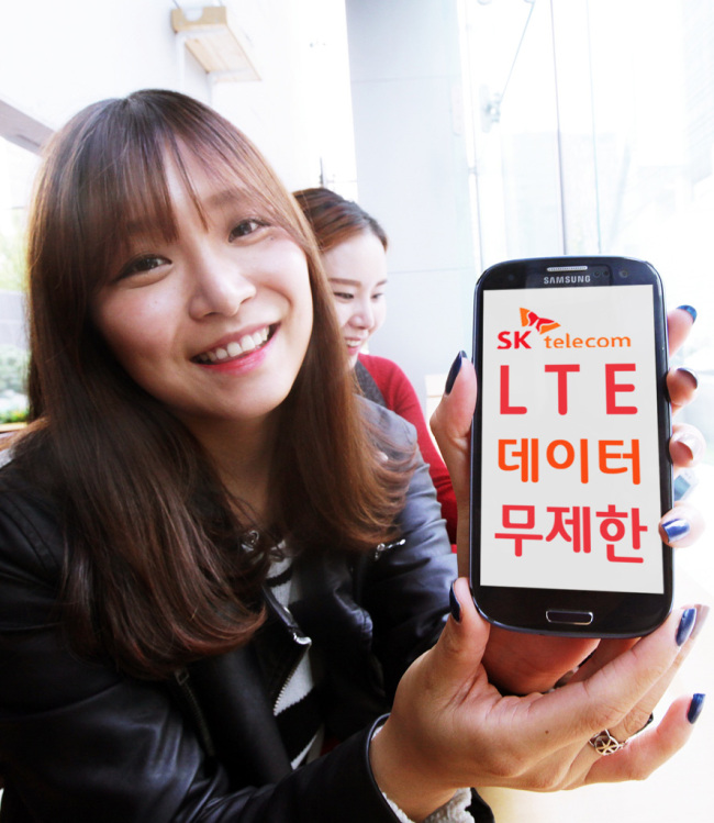 SK텔레콤이 LTE데이터와 음성, 문자, 멤버십을 무제한 이용할 수 있는 ‘LTE 데이터 무제한 요금제’ 3종을 출시한다고 2일 밝혔다.
기존 SK텔레콤의 음성 무제한 요금제인 ‘LTE전국민 무한 75+안심옵션 팩’과 ‘LTE전국민 무한 85, LTE전국민 무한 100’의 혜택을 업그레이드한 것이다.