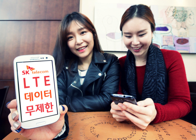 SK텔레콤이 LTE데이터와 음성, 문자, 멤버십을 무제한 이용할 수 있는 ‘LTE 데이터 무제한 요금제’ 3종을 출시한다고 2일 밝혔다.
기존 SK텔레콤의 음성 무제한 요금제인 ‘LTE전국민 무한 75+안심옵션 팩’과 ‘LTE전국민 무한 85, LTE전국민 무한 100’의 혜택을 업그레이드한 것이다.