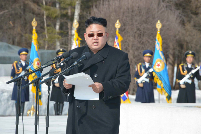 김정은(북한정치인/북한국방위원회제1위원장)
North Korean leader Kim Jong-un has pledged to “crush” the hostile policy of the U.S., lambasting its ongoing military drills with South Korea that Pyongyang claims are heightening tension on the peninsula, state media said Wednesday.
North Korean leader Kim Jong-un delivers a speech at a rally of military commanders on Tuesday. Yonhap News