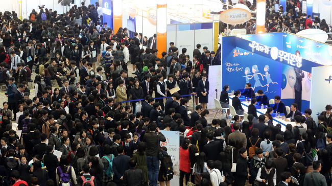<YONHAP PHOTO-1042> 인파로 북적이는 고등학생 취업 박람회 (고양=연합뉴스) 임병식 기자 = 2일 경기도 고양시 킨텍스에서 열린 2014 대한민국 고졸 인재 JOB CONCERT가 인파로 북적이고 있다. 3일까지 열리는 이번 행사에는 대기업, 공기업, 금융회사, 중소기업들이 고등학교 재학생 및 졸업생에게 취업 관련 정보와 현장 면접 기회를 제공한다. 2014.4.2 andphotodo@yna.co.kr/2014-04-02 14:12:40/ <저작권자 ⓒ 1980-2014 ㈜연합뉴스. 무단 전재 재배포 금지.>