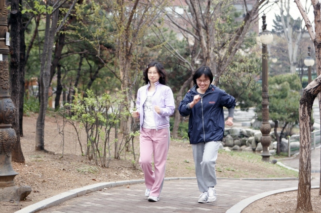 실제로 일주일에 5일 정도 하루 30분 이상씩 걷는다면, 심장마비의 37%를 예방할 수 있다는 통계가 영국에서 나온 바 있다. 특히 심장질환의 회복기에 있는 사람에게는 걷기가 심장기능을 되찾아주는 데 큰 도움이 된다.