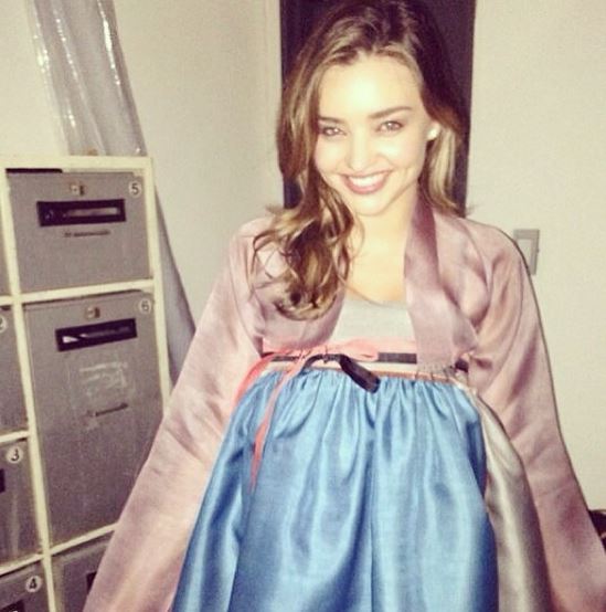 미란다커(MirandaKerr/모델)
미란다커가 한복을 입은 사진을 공개해 화제다.
[사진출처=미란다커 인스타그램]