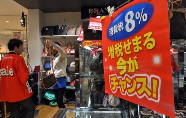 일본 가계의 70%는 소비세 인상에 따라 가계 지출을 줄일 계획인 것으로 일본 중앙은행 조사 결과 나타났다. 1일부터 일본 정부는 소비세율을 5%에서 8%로 인상했다.