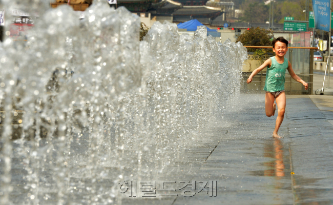 이상고온현상이 이어지고 있는 가운데 광화문 분수가 가동됐다. 2일 오후 서울 광화문 광장 분수대에서 어린아이가 뛰어놀며 더위를 식히고 있다.