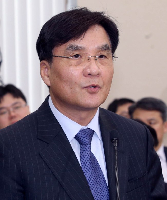 강병규(장관/전정무직공무원/안정행정부장관)
President Park Geun-hye on Tuesday appointed Kang Byung-kyu the new chief of the Ministry of Security and Public Administration, despite protests from the main opposition party.
Kang Byung-kyu