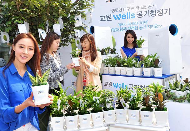 교원그룹(대표 장평순)은 식목일을 앞두고 2일 서울 청계광장에서 공기정화식물 미니화분과 나무 씨앗을 시민들에게 나눠줬다. 황사와 미세먼지로부터 실내공기를 쾌적하게 유지하고, 나무를 심어 대기환경도 지키자는 취지다. 교원 임직원들이 미국 항공우주국(NASA)이 선정한 공기정화식물인 산세베리아와 스파티필품을 비롯한 미니화분과 공기정화 효과가 탁월한 편백나무의 씨앗을 나눠주며, 웰스공기청정기 제품도 함께 선보이고 있다