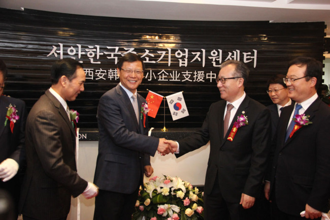 왕구워롱(왼쪽부터) 섬서성 부상무청장, 야오차오잉 섬서성 상무청장, 한정화 중소기업청장, 박철규 중소기업진흥공단 이사장이 개소식에서 인사를 나누고 있다.