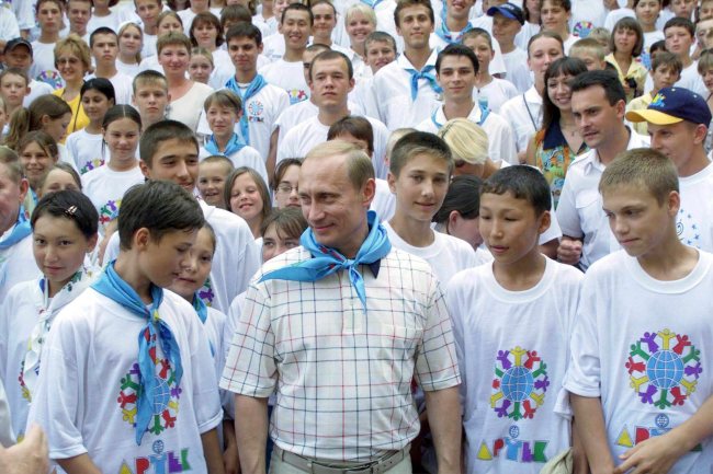 Russian President Vladimir Putin (center) poses among children in the International Children’s Center Artek in Hurzuf, Crimea, Ukraine in 2001.   Yonhap