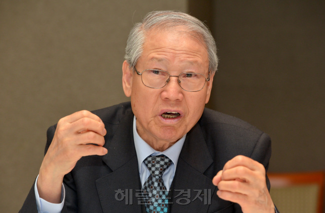 송복(교수/연세대학교명예교수)
최근 우리 사회 곳곳에서 발생하는 사회적 갈등이나 법질서 위반 행위 등은 다양한 사회 문제를 야기할 뿐 아니라 직ㆍ간접적으로 경제발전에도 큰 피해를 끼친다는 지적이 제기되고 있다. 신뢰나 법ㆍ질서 등 무형(無形)가치들이 경제적으로도 고비용을 일으킬 수 있다는 주장이다. 경제발전과 사회통합의 인프라로 ‘사회자본(社會資本ㆍSocial Capital)’의 중요성이 크게 부각되는 이유다.