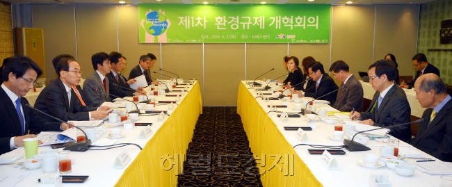 환경부는 3일 서울 중구 프레스센터에서 산업계·학계 관계자와 중소기업 관계자, 규제개혁심사위원 등이 참여하는 제1차 환경규제개혁회의를 열고 윤성규 환경부장관이 회의를 주재하고 있다.<br />김명섭 기자 msiron@heraldcorp.com
환경부는 3일 서울 중구 프레스센터에서 산업계·학계 관계자와 중소기업 관계자, 규제개혁심사위원 등이 참여하는 제1차 환경규제개혁회의를 열고 윤성규 환경부장관이 회의를 주재하고 있다.
김명섭 기자 msiron@heraldcorp.com
환경부는 3일 서울 중구 프레스센터에서 산업계·학계 관계자와 중소기업 관계자, 규제개혁심사위원 등이 참여하는 제1차 환경규제개혁회의를 열고 윤성규 환경부장관이 회의를 주재하고 있다.
김명섭 기자 msiron@heraldcorp.com