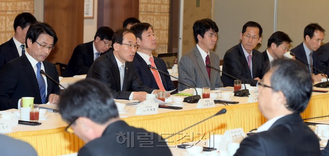 환경부는 3일 서울 중구 프레스센터에서 산업계·학계 관계자와 중소기업 관계자, 규제개혁심사위원 등이 참여하는 제1차 환경규제개혁회의를 열고 윤성규 환경부장관이 회의를 주재하고 있다.<br />김명섭 기자 msiron@heraldcorp.com
환경부는 3일 서울 중구 프레스센터에서 산업계·학계 관계자와 중소기업 관계자, 규제개혁심사위원 등이 참여하는 제1차 환경규제개혁회의를 열고 윤성규 환경부장관이 회의를 주재하고 있다.
김명섭 기자 msiron@heraldcorp.com
환경부는 3일 서울 중구 프레스센터에서 산업계·학계 관계자와 중소기업 관계자, 규제개혁심사위원 등이 참여하는 제1차 환경규제개혁회의를 열고 윤성규 환경부장관이 회의를 주재하고 있다.
김명섭 기자 msiron@heraldcorp.com
3일 서울 중구 한국프레스센터에서 열린 제1차 환경규제개혁회의에서 윤성규 환경부 장관이 모두발언을 하고 있다. 윤 장관은 규제개혁의 큰 방향으로 ‘환경과 경제의 상생ㆍ증진을 보장하는 환경규제 과학화’를 제시하고, 진보한 환경오염물질 관리기술을 수용하지 못하는 낡은 규제 틀에서 벗어나 과학적인 관리방식으로 전환하겠다고 밝혔다. 이날 회의에는 환경부 고위관계자, 산업계의 환경규제 이해관계자와 각계 전문가들이 참석했다.  김명섭 기자/msiron@heraldcorp.com
