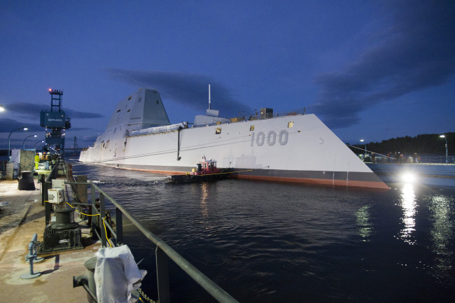 미 해군 소속 최신예 스텔스 구축함인 USS 줌왈트(DDG-1000)가 그 위용을 뽐내며 정박해 있다. 강력한 화력, 스텔스 기능을 갖춘 줌왈트호는 첨단 전산화 시스템을 통해 자동으로 함선을 통제해 ‘바다위의 드론’으로 불리고 있다.  [사진=미 해군 홈페이지]