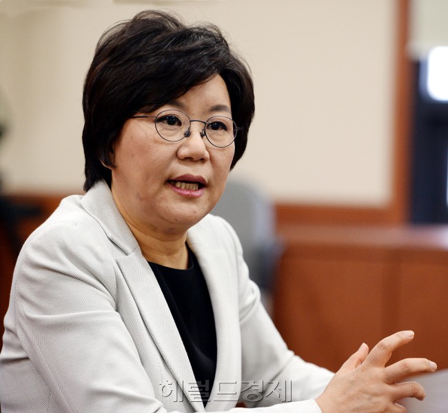이혜훈(정치인/새누리당최고위원)
새누리당 서울시장 경선에 나선 이혜훈 예비후보가 발표하는 서울시 관련 정책은 좀처럼 눈에 띄지 않는다. 다른 후보들처럼 지하철을 연장하고 용산 개발을 재추진하는 등 ‘화끈한’ 정책이 없기 때문이다. 상대적으로 인지도가 낮아 화려한 공약에 대한 유혹이 많을 법도 하지만, 그는 대규모 개발 정책에 선을 긋고 있다.