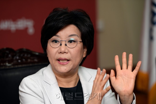 이혜훈(정치인/새누리당최고위원)
새누리당 서울시장 경선에 나선 이혜훈 예비후보가 발표하는 서울시 관련 정책은 좀처럼 눈에 띄지 않는다. 다른 후보들처럼 지하철을 연장하고 용산 개발을 재추진하는 등 ‘화끈한’ 정책이 없기 때문이다. 상대적으로 인지도가 낮아 화려한 공약에 대한 유혹이 많을 법도 하지만, 그는 대규모 개발 정책에 선을 긋고 있다.