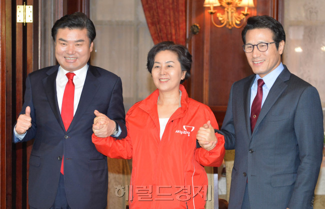 새누리당 경기지사 예비후보인 원유철의원(왼쪽부터),김영선전의원,정병국의원이 3일 오전 서울 여의도 렉싱턴호텔에서 만나 경선단일화을 포함한 제반사항 논의에 앞서 기념촬영을 하고 있다.이길동기자.gdlee@heraldcorp.com
새누리당 경기지사 예비후보인 원유철의원(왼쪽부터),김영선전의원,정병국의원이 3일 오전 서울 여의도 렉싱턴호텔에서 만나 경선단일화을 포함한 제반사항 논의에 앞서 기념촬영을 하고 있다.이길동기자.gdlee@heraldcorp.com
새누리 경기지사 경선 3인 ‘후보 단일화’ 회동