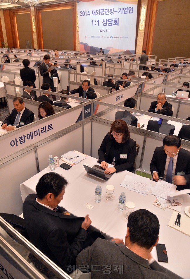 한국무역협회는 3일 서울 소공동 롯데호텔에서 우리 중소ㆍ중견기업의 수출판로 개척을 위해 ‘재외공관장 초청 1:1 상담회’를 가졌다. 외교부와 한국무역협회 등 경제4단체가 공동으로 주최하는 이번 상담회에서는 전 세계 116개국의 대사 등 재외공관장이 해당 국가 및 지역으로의 수출과 투자 진출을 희망하는 총 254개의 우리 기업들과 600여 건의 상담을 진행한다. <br />이상섭 기자. babtong@heraldcorp.com 2014.04.03
수출상담 나선 대사들…