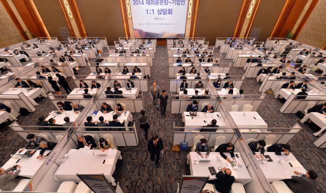 Foreign diplomats and ambassadors from 116 countries provide one-on-one consultations with Korean companies in Seoul on Thursday. The Korea International Trade Association hosted the session as part of its efforts to help Korea’s small and mid-sized firms develop their export and investment outlets.   Kim Myung-sub/The Korea Herald