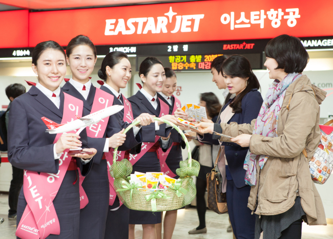 이스타항공은 식목일을 앞두고 3일 오전 김포공항 국내선 카운터 앞에서 2014년도 신입객실승무원들이 참여한 가운데 ‘사랑의 꽃씨 전달’ 행사를 진행했다고 3일 밝혔다.