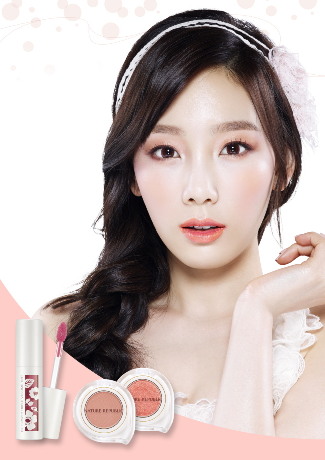 태연(김태연/가수/뮤지컬배우/소녀시대/소녀시대-태티서)
네이처리퍼블릭(대표 정운호)은 달콤하고 화사한 봄꽃 컬러를 그대로 담아 청순하고 사랑스러운 소녀로 연출시켜주는 2014년 스프링 컬렉션을 출시했다고 3일 밝혔다.