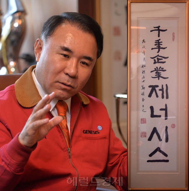윤홍근(기업인/제너시스BBQ회장/한국외식산업협회상임회장)
벚꽃이 허드러지게 핀 4월 초, 국내 치킨전문업체 대표주자인 제너시스BBQ그룹 윤홍근 회장을 만났다. 서울 송파구 문정동에 있는 제너시스빌딩 회장 접견실에서다.
