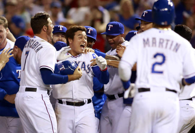 Texas Rangers left fielder Choo Shin-soo (center) is mobbed by his teammates after his walk-off walk.
USA Today-Yonhap