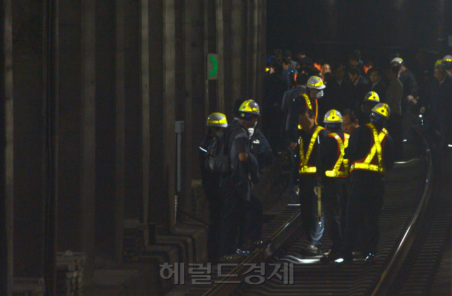 4호선 지하철 탈선사고에 서울역-사당역 구간의 운행이 전면 중단됐다.
3일 새벽 5시 12분경 서울 지하철 4호선 삼각지역에서 시흥 기지로 회송되던 빈 열차 10량 중 두 번째 칸이 탈선하는 사고가 발생했다.
다행히 인명피해는 없었다. 하지만 서울 도심 한복판에서 사고가 발생해 출근길에 엄청난 교통혼잡을 발생시키고 있다.